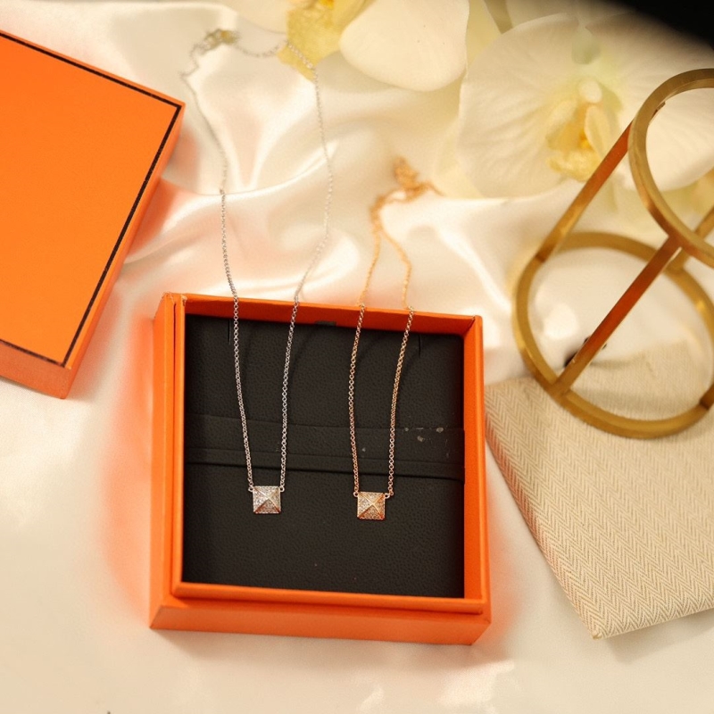 H**me5 necklaces